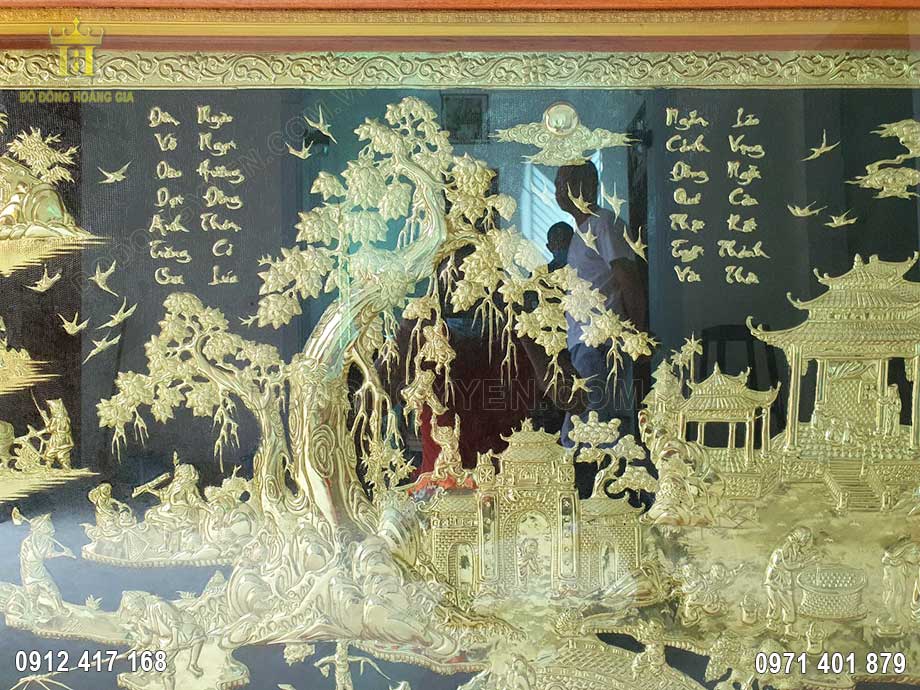 Khung cảnh c&acirc;y đa, giếng nước, s&acirc;n đ&igrave;nh được chạm th&uacute;c sắc n&eacute;t